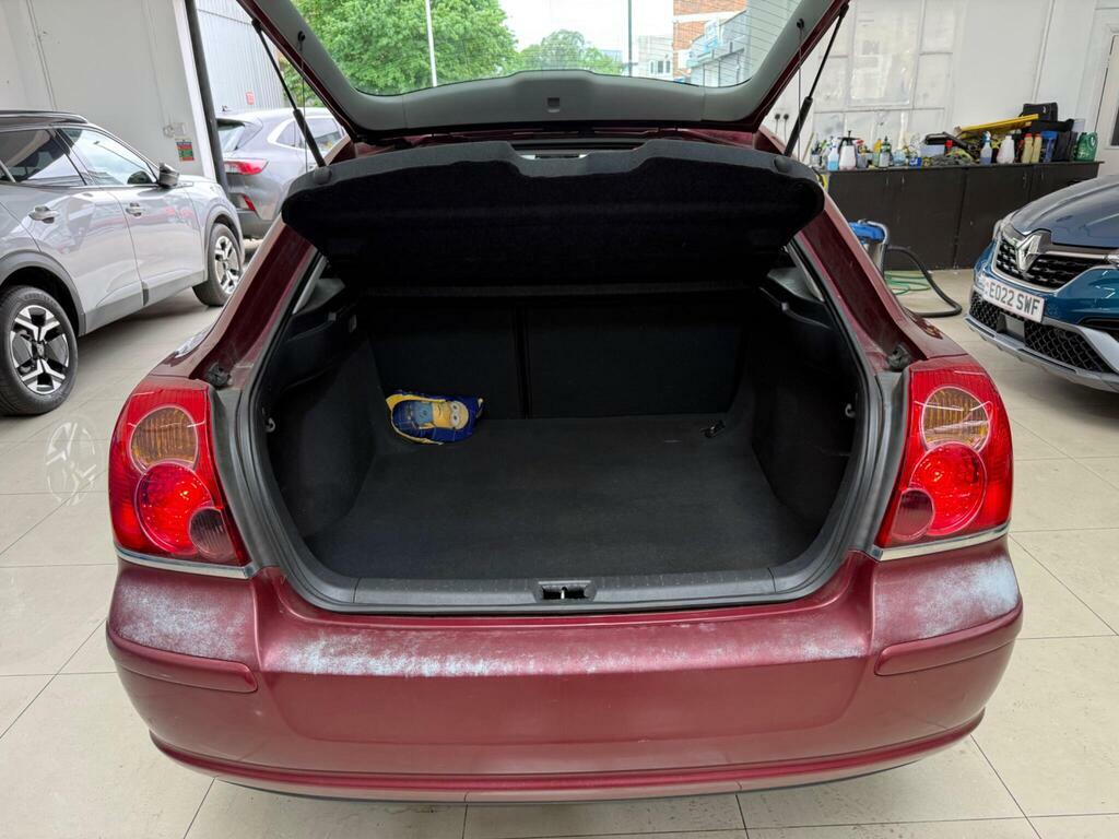 Toyota Avensis  Red #40