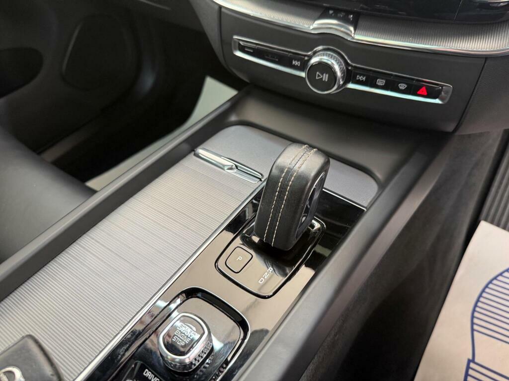 Volvo XC60 R Design White #32