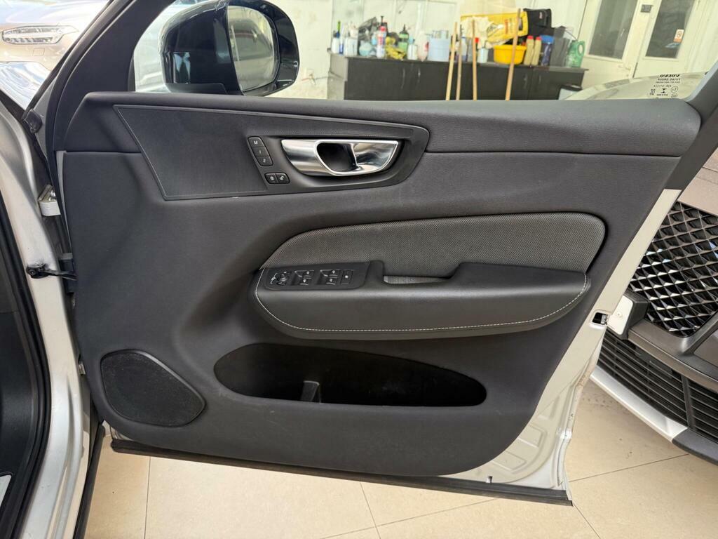 Volvo XC60 R Design White #14