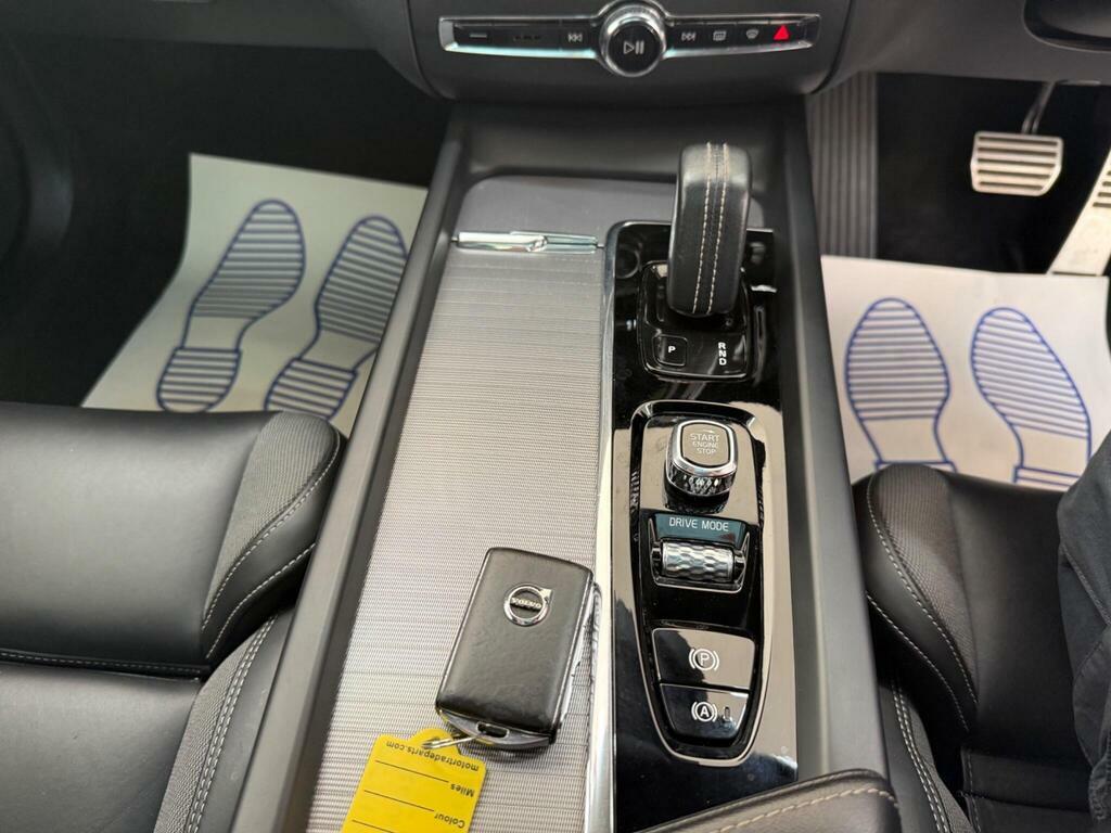 Volvo XC60 R Design White #31