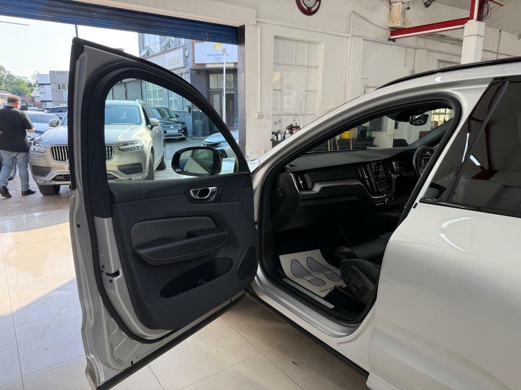 Volvo XC60 R Design White #39