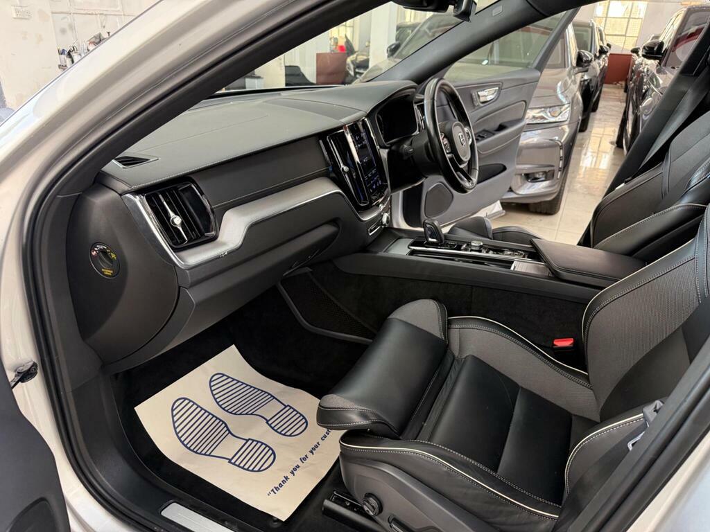 Volvo XC60 R Design White #35