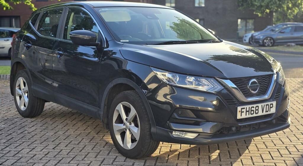 Nissan Qashqai 1.5 Dci Acenta Premium Suv Euro FH68VDP Black #2