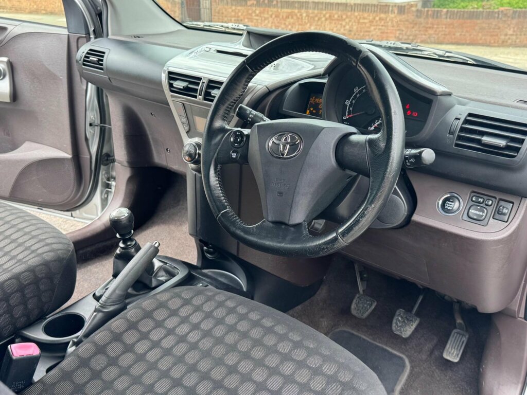 Toyota IQ Hatchback White #15