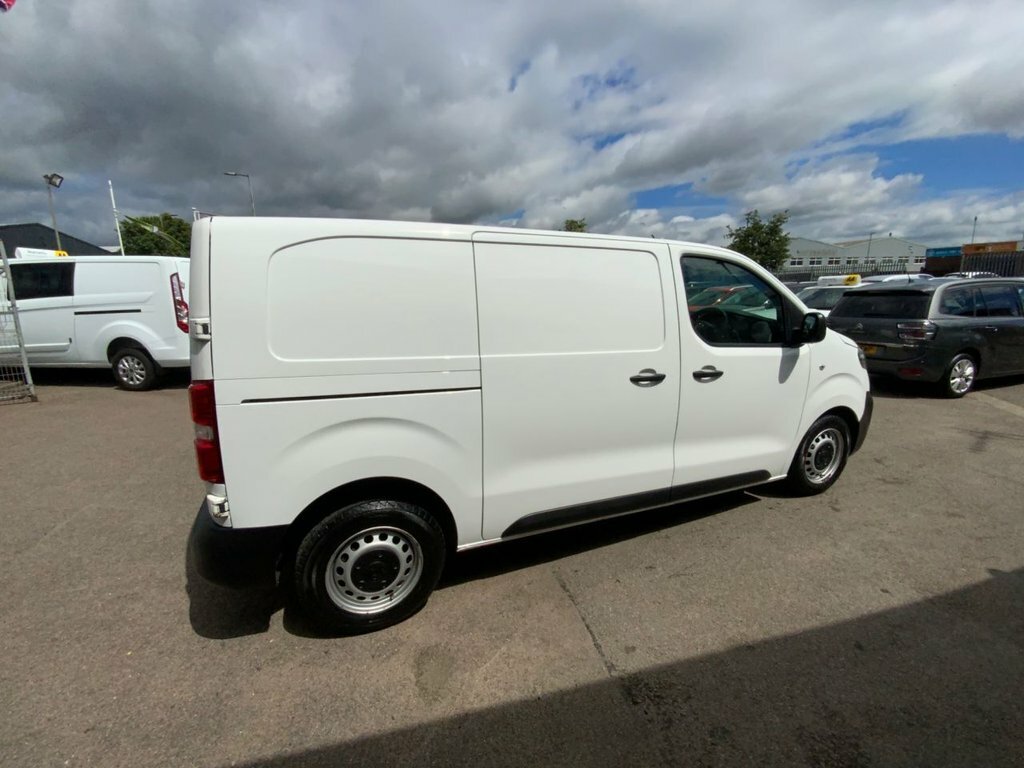 Vauxhall Vivaro 1.5L Dynamic 6Dr DV22AVE White #4