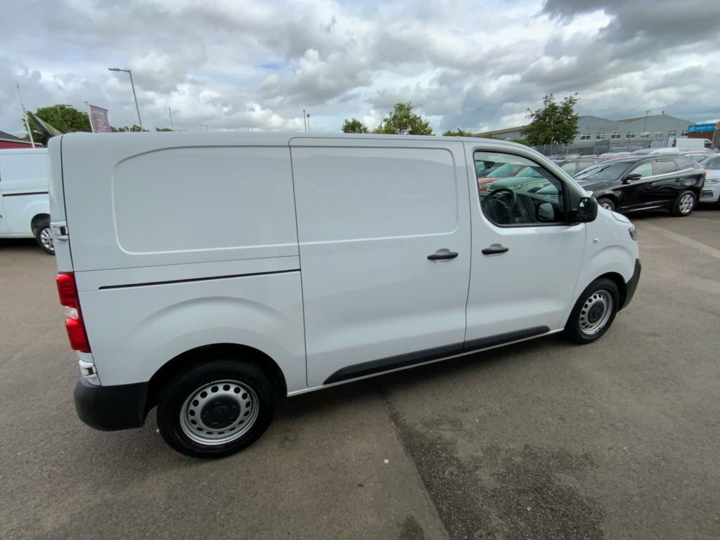Vauxhall Vivaro 1.5L Prime 6Dr DV23KWO White #4