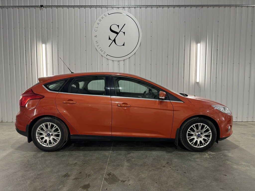 Ford Focus Hatchback 1.6 Titanium 2011 AF11HVL Red #2