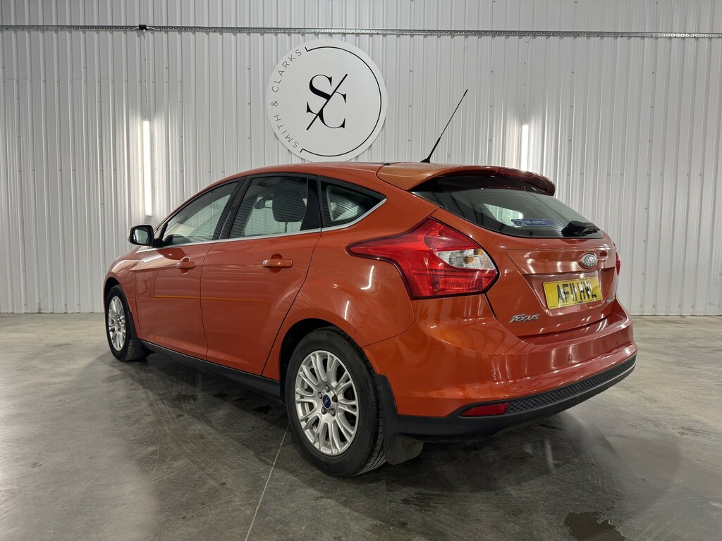 Ford Focus Hatchback 1.6 Titanium 2011 AF11HVL Red #4