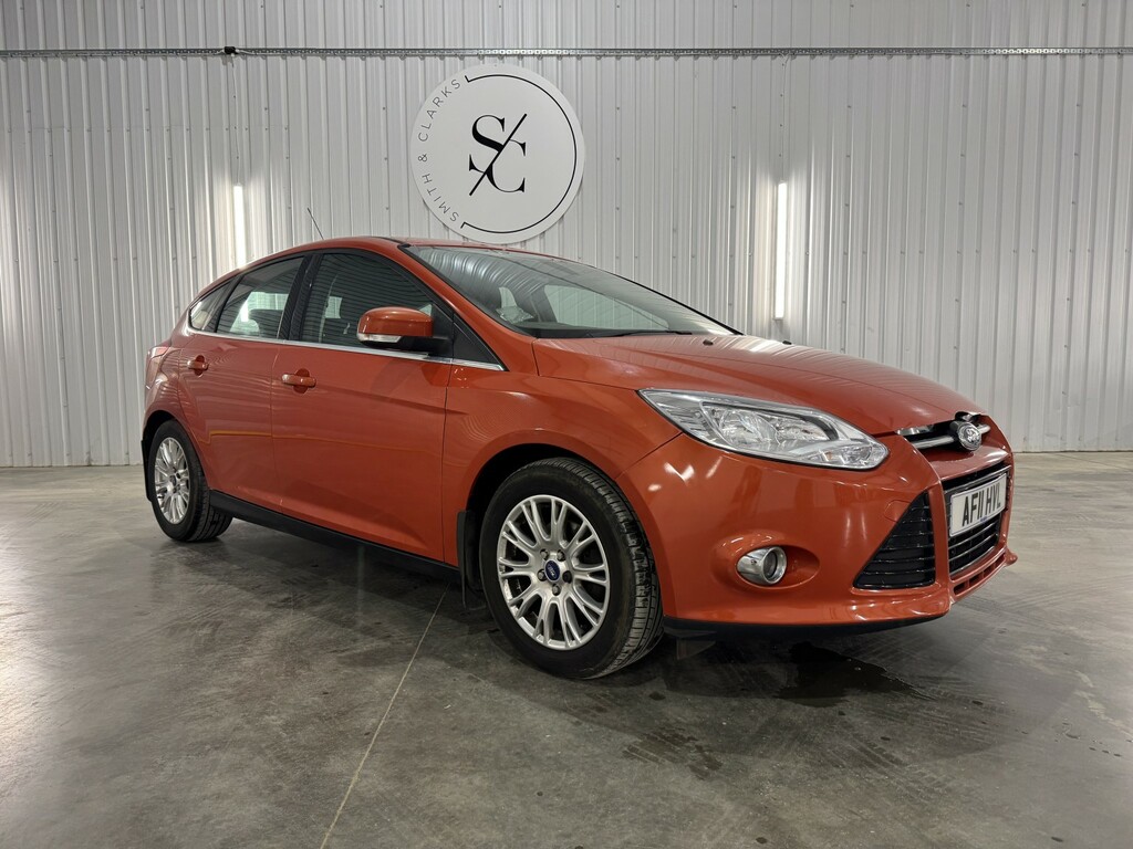Ford Focus Hatchback 1.6 Titanium 2011 AF11HVL Red