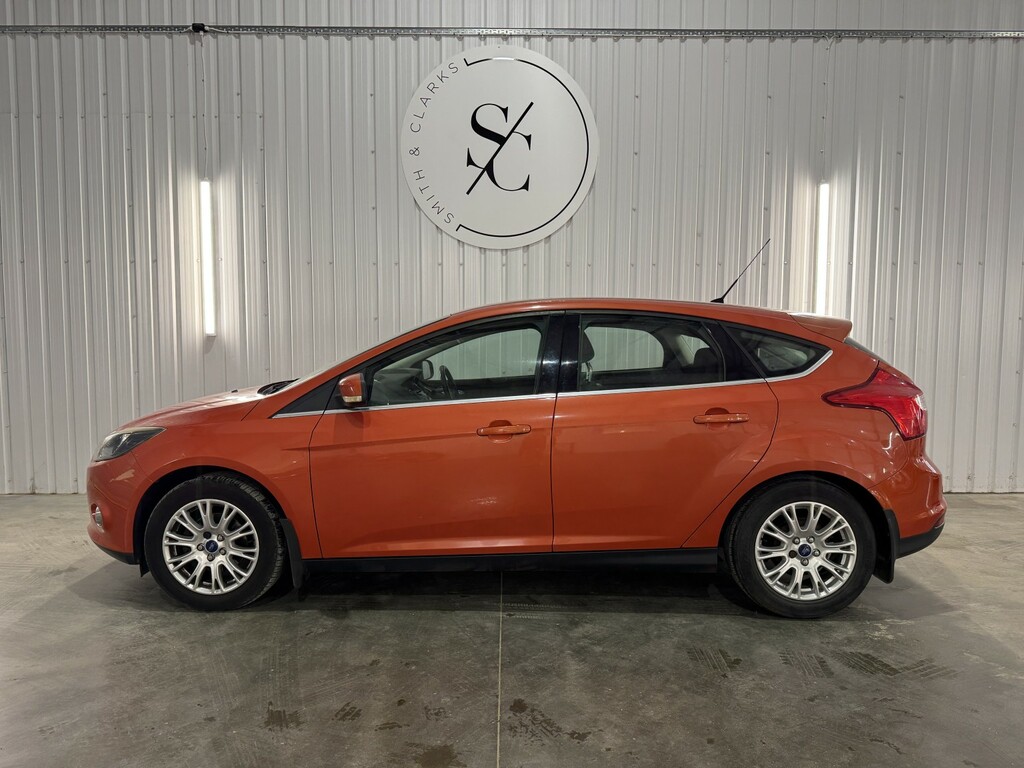 Ford Focus Hatchback 1.6 Titanium 2011 AF11HVL Red #5