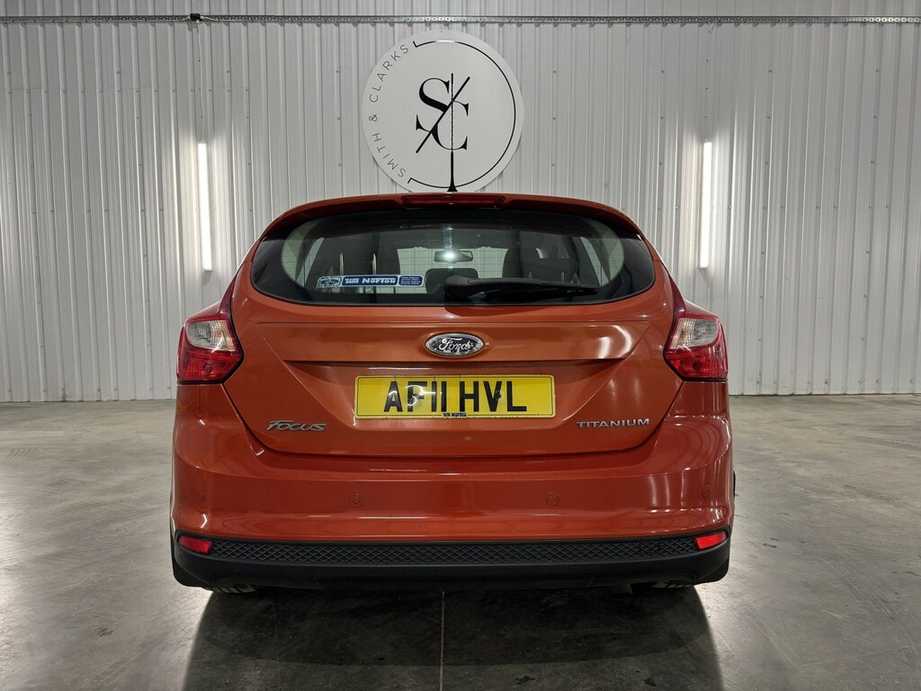 Ford Focus Hatchback 1.6 Titanium 2011 AF11HVL Red #3