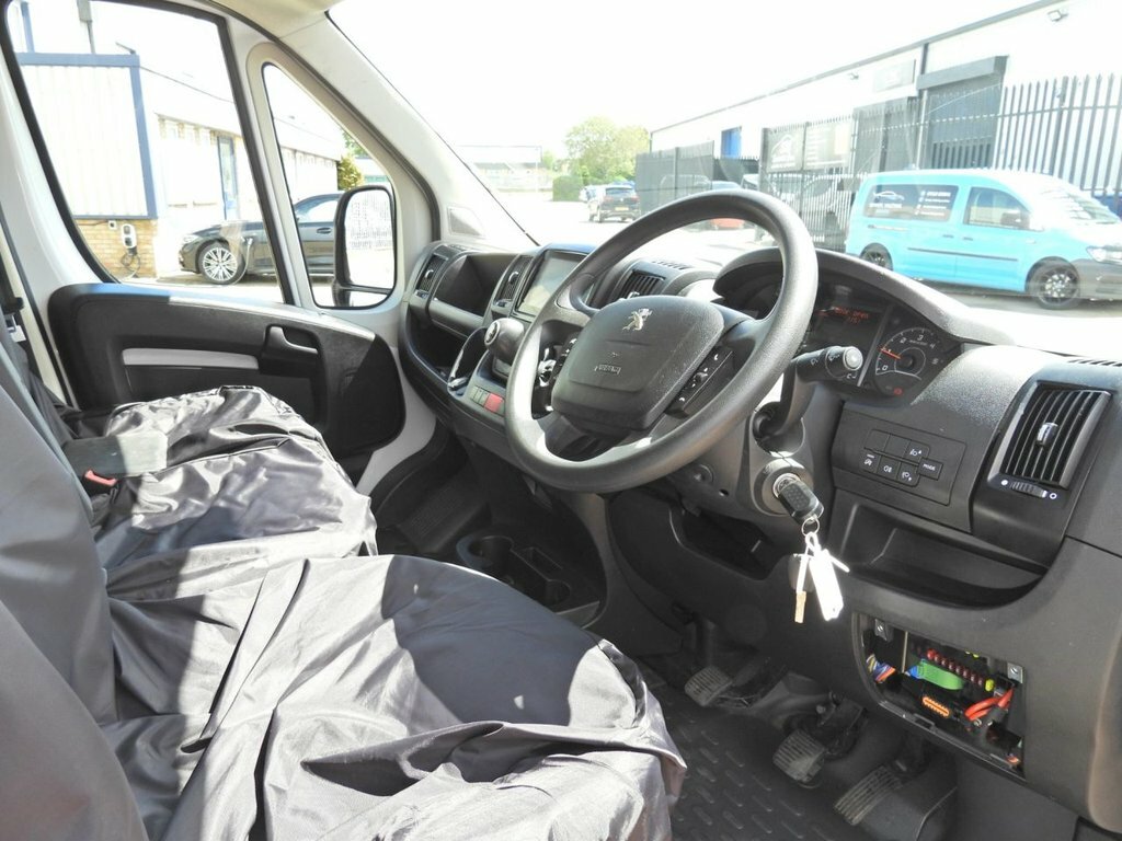 Peugeot Boxer 2.2L Professional Premium White #3