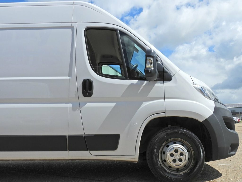 Vauxhall Movano 2.2L Dynamic White #6