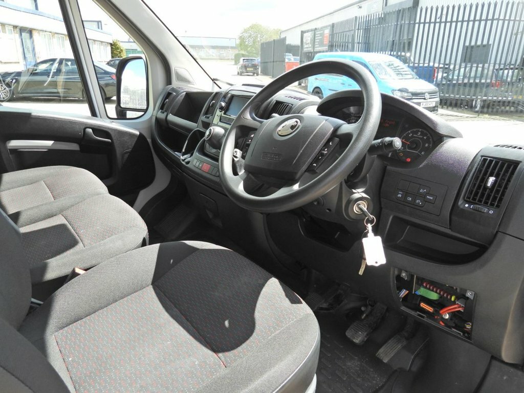 Vauxhall Movano 2.2L Dynamic White #3