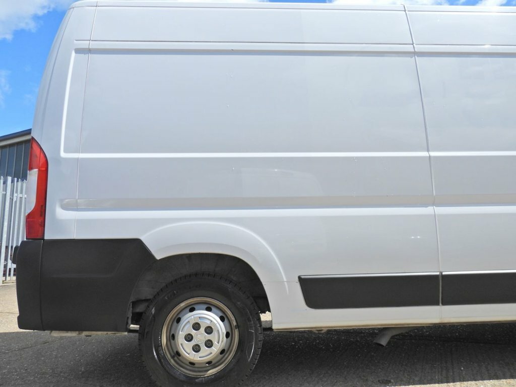 Vauxhall Movano 2.2L Dynamic White #5