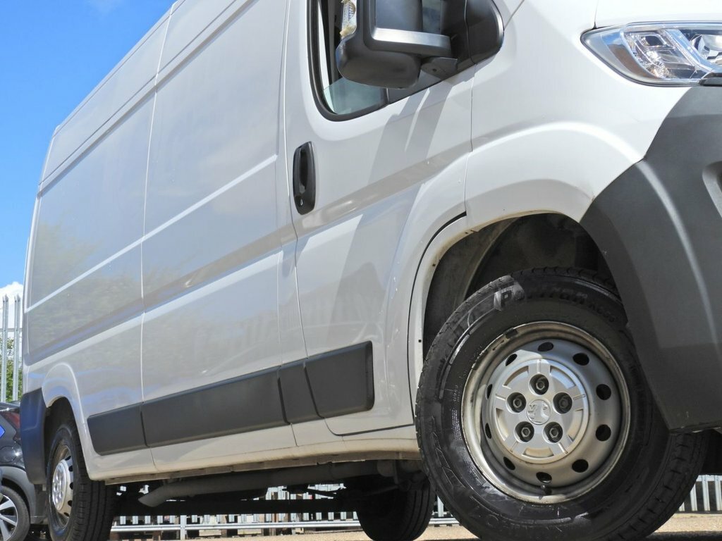 Vauxhall Movano 2.2L Dynamic White #4