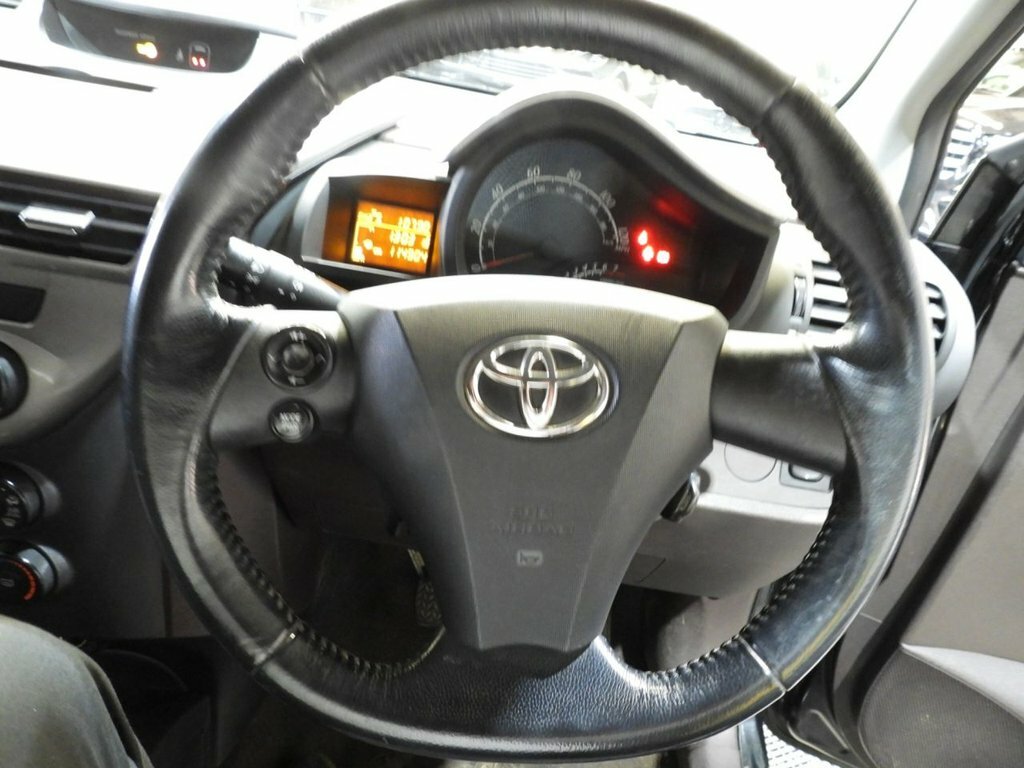 Toyota IQ Hatchback White #15