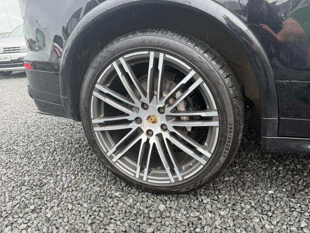 Porsche Cayenne Estate Black #18