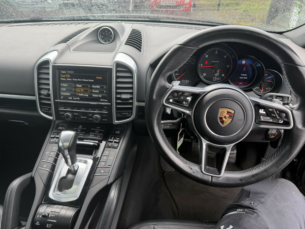 Porsche Cayenne Estate Black #12