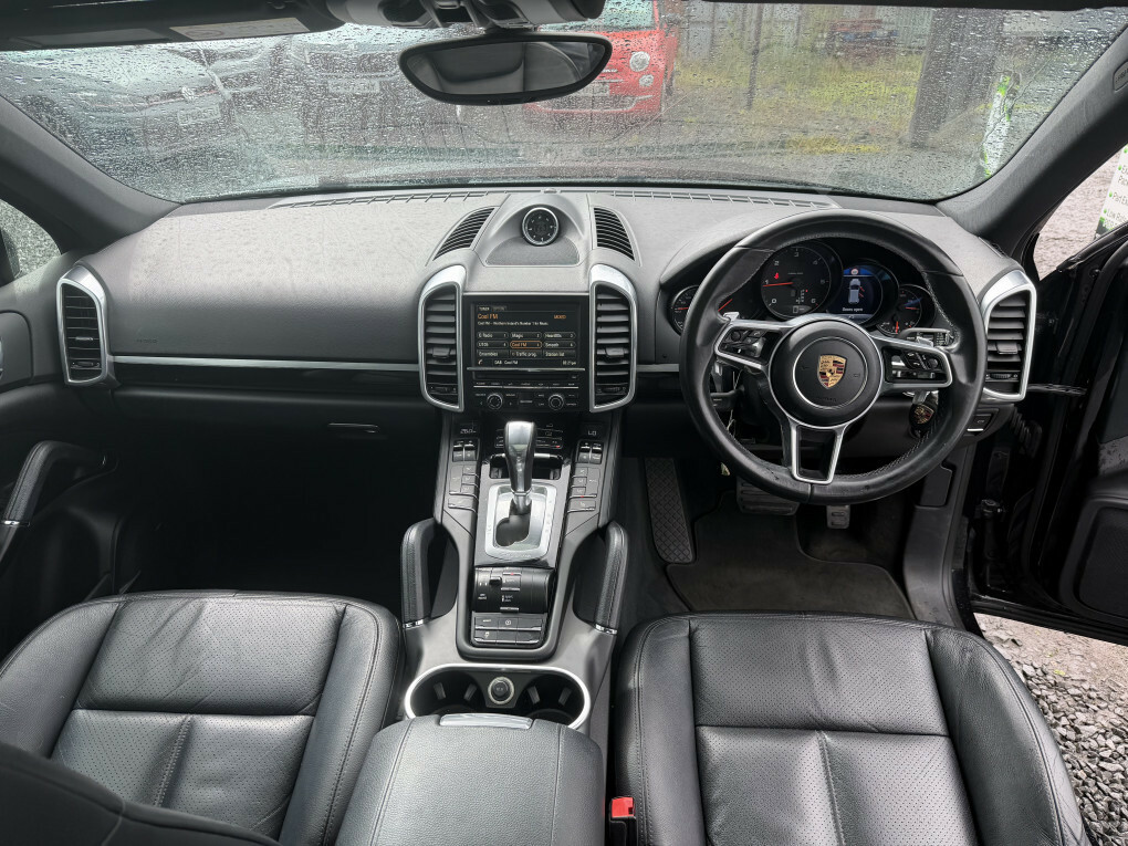 Porsche Cayenne Estate Black #11