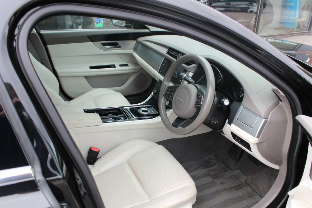 Jaguar XF 2L Prestige Black #3