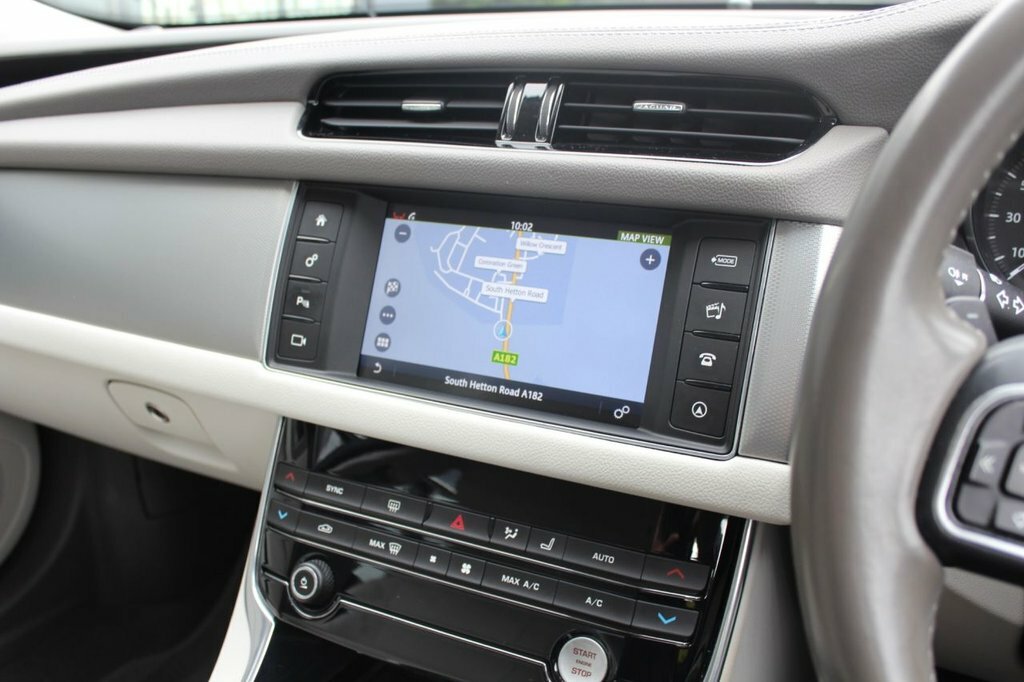 Jaguar XF 2L Prestige Black #6
