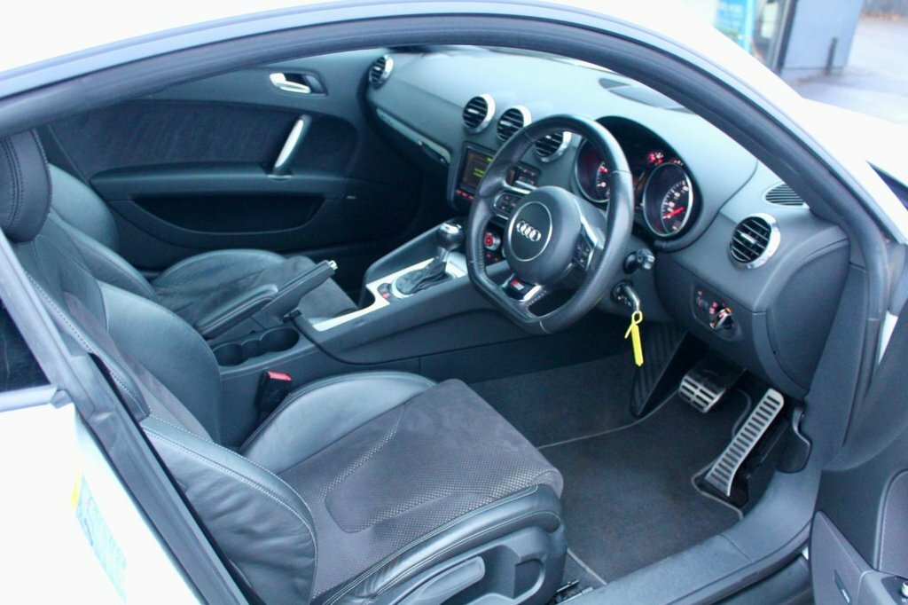 Audi TT 2L Black Edition White #3