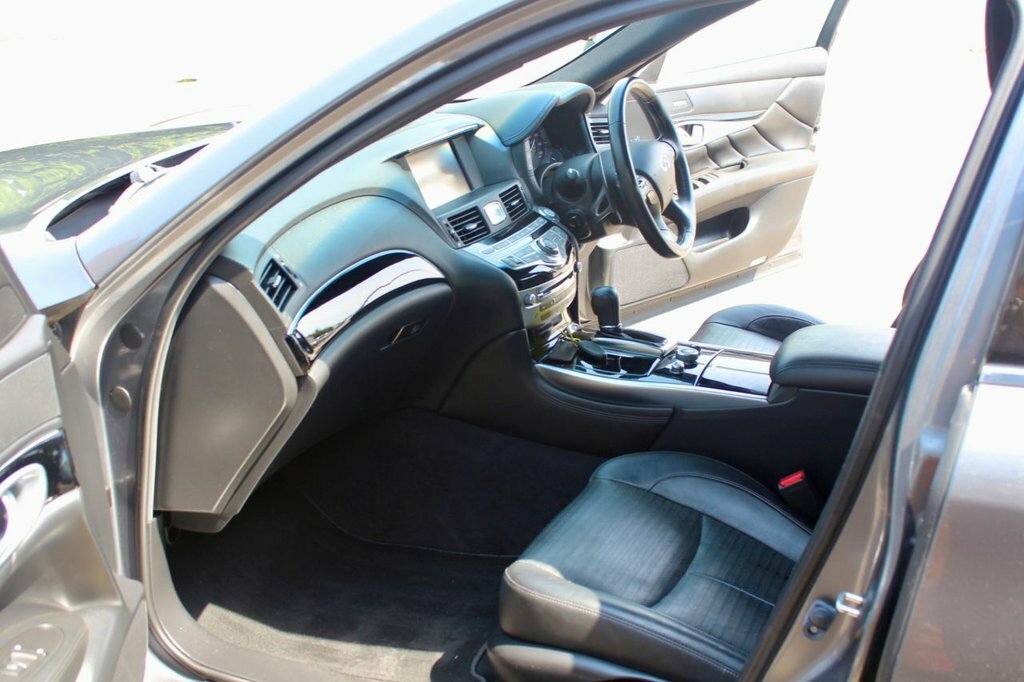 Infiniti Q70 Saloon Black #18