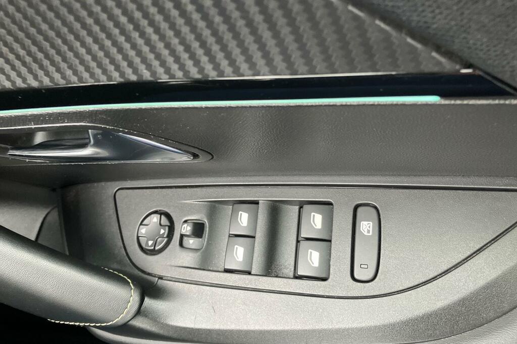 Peugeot 2008 1.2 Puretech Active Premium Red #18