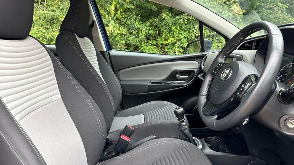 Toyota Yaris Design Black #23