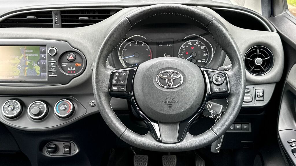 Toyota Yaris Design Black #20