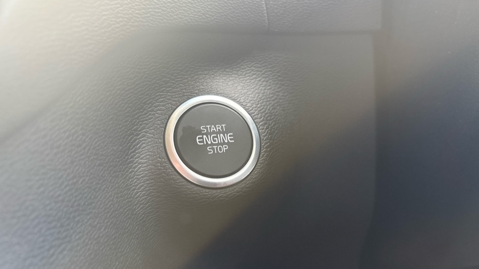 Volvo XC40 Plus, B4 Mild Hybrid, Dark  #25
