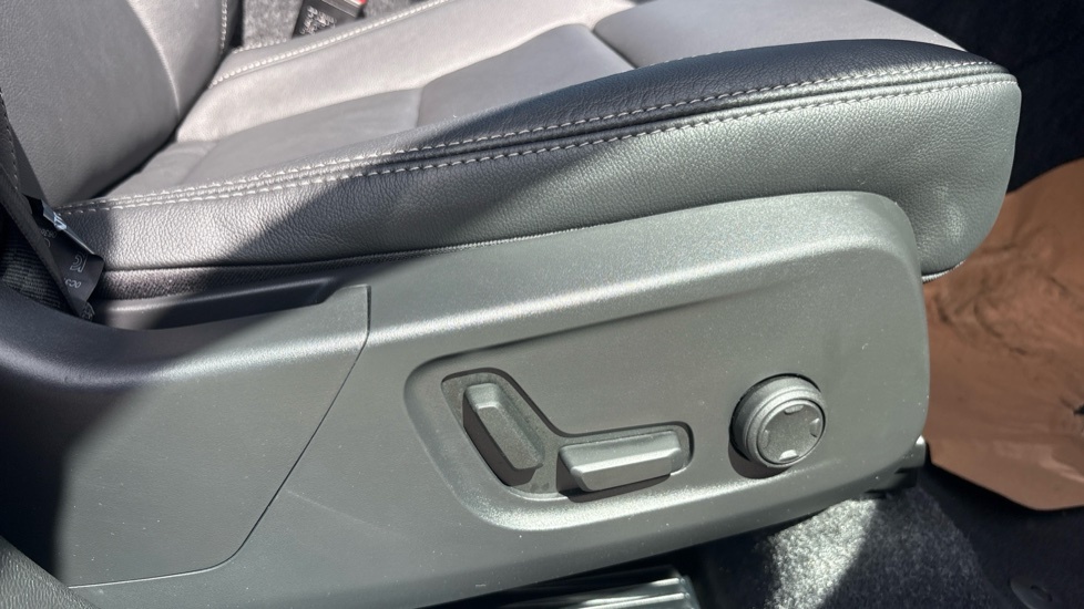 Volvo XC40 Plus, B4 Mild Hybrid, Dark  #28