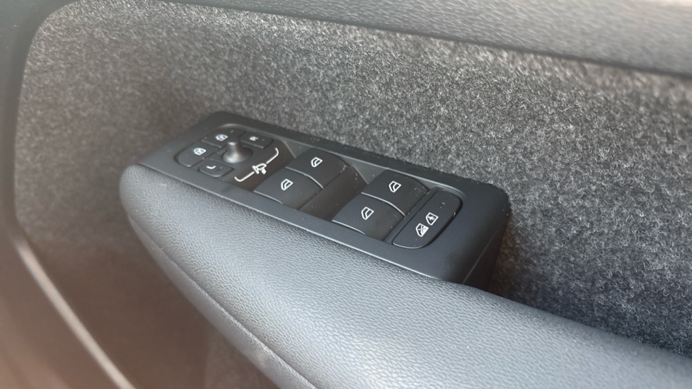 Volvo XC40 Plus, B4 Mild Hybrid, Dark  #22