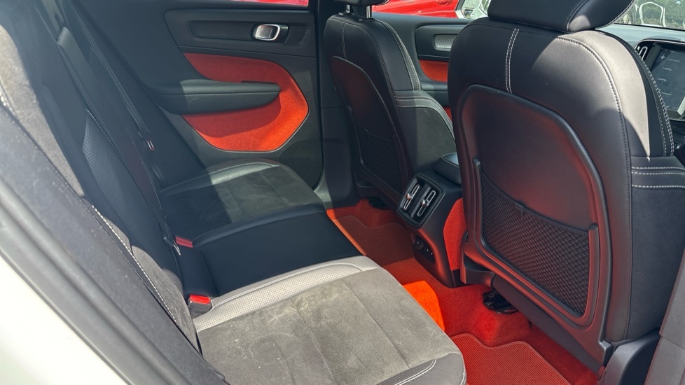 Volvo XC40 T5 Awd R-design White #6