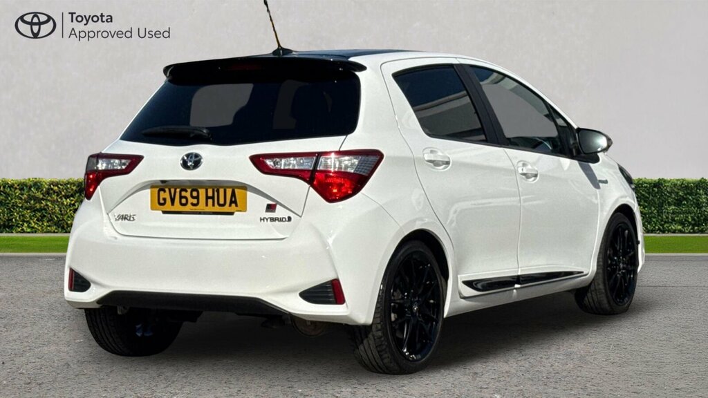 Toyota Yaris 1.5 Vvt-h Gr Sport Hatchback Hybrid E-c White #2