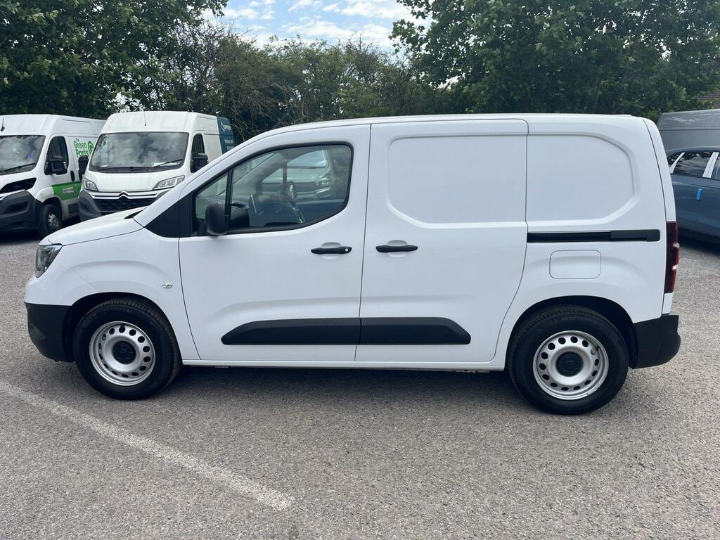 Vauxhall Combo-e Life 2300 50Kwh Dynamic L1 H1 7.4Kw Charger White #4