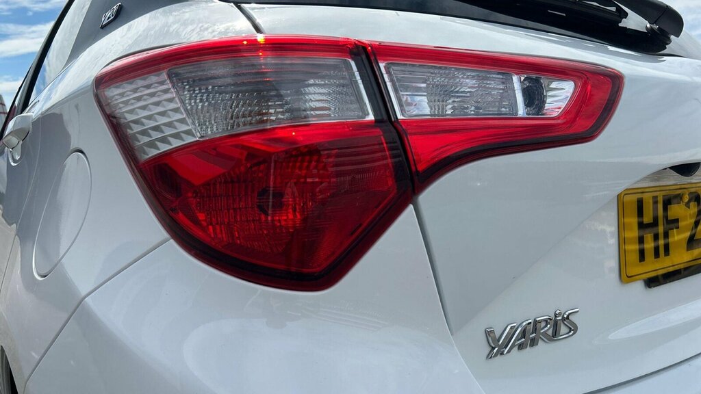 Toyota Yaris Yaris Excel Hev Cvt White #21