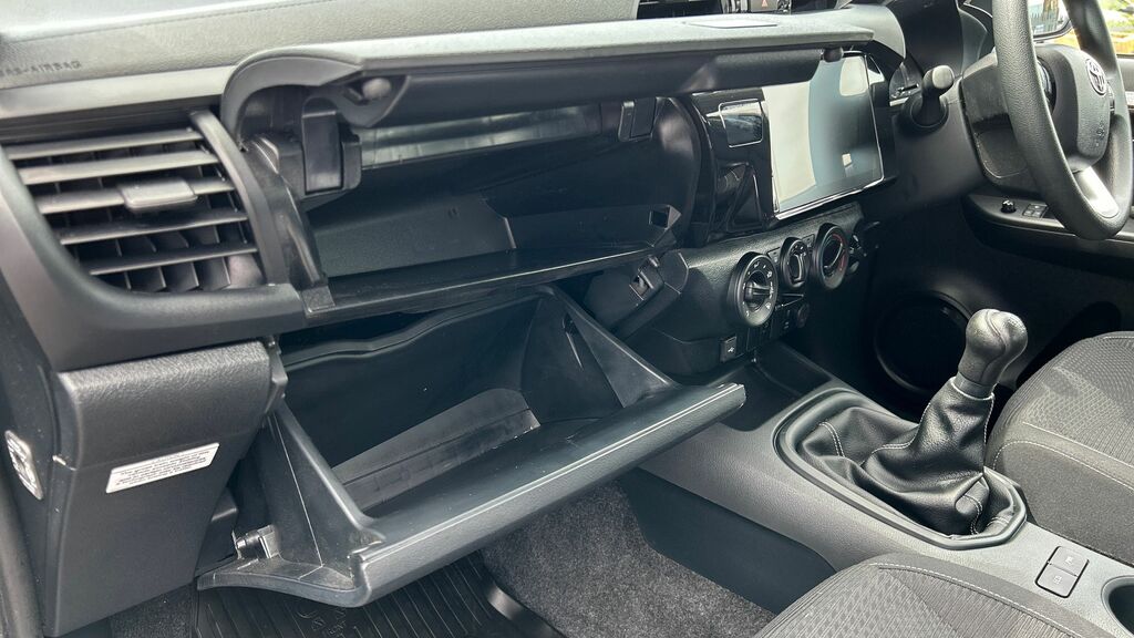 Toyota HILUX Pickup Black #38