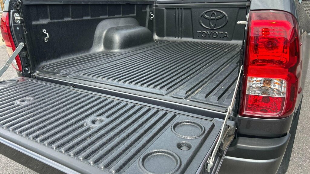 Toyota HILUX Pickup Black #42