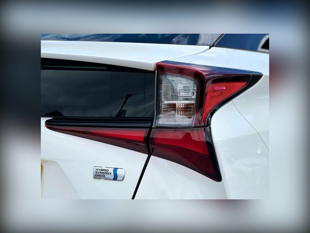 Toyota Prius Petrol White #32
