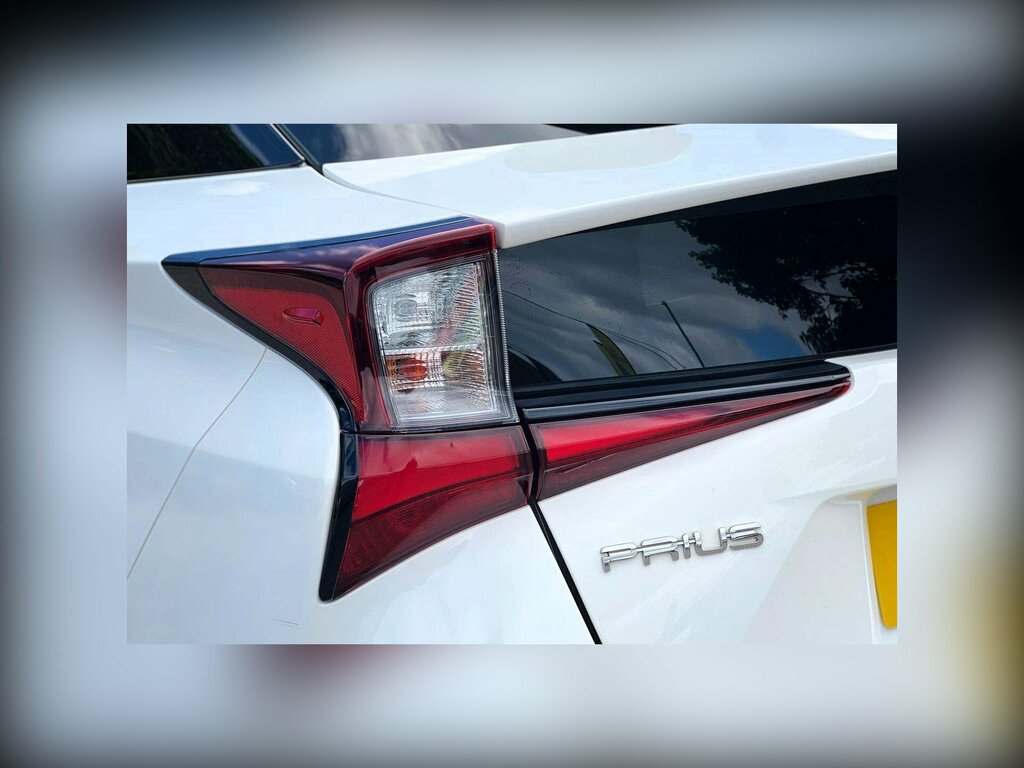 Toyota Prius Petrol White #29