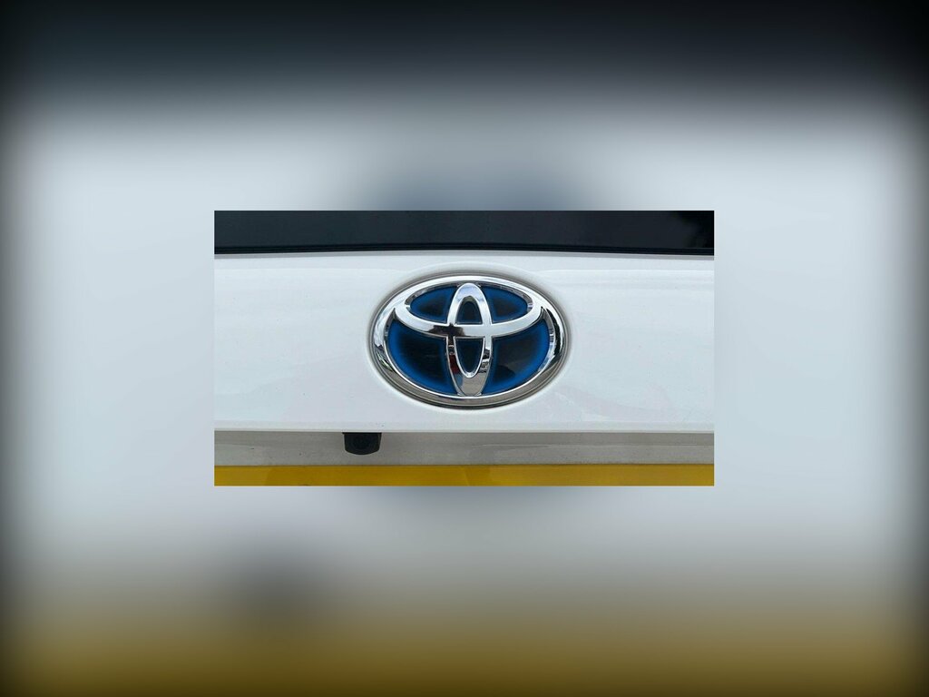 Toyota Prius Petrol White #31