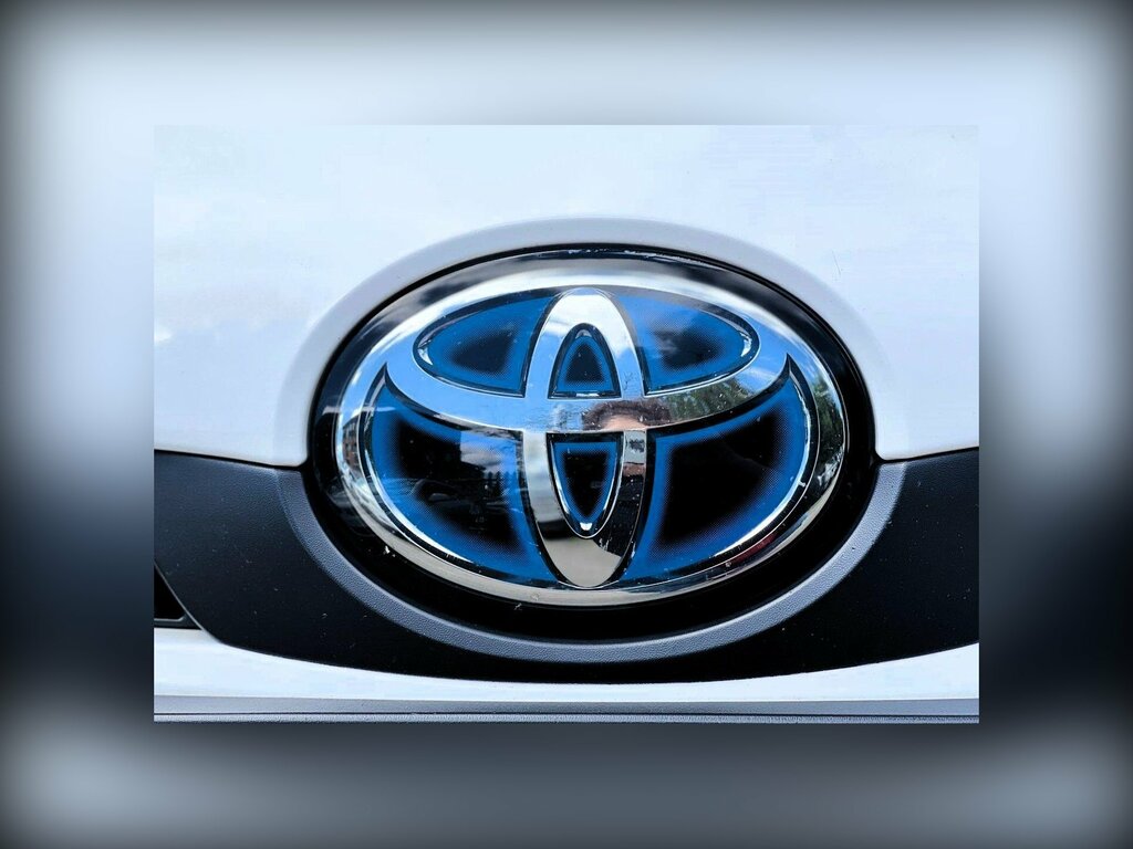 Toyota Prius Petrol White #36