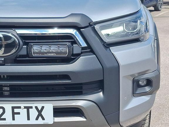 Toyota HILUX Invincible Black #16