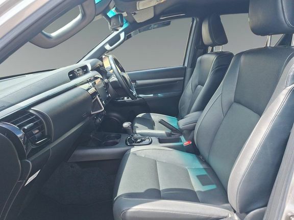 Toyota HILUX Invincible Black #15