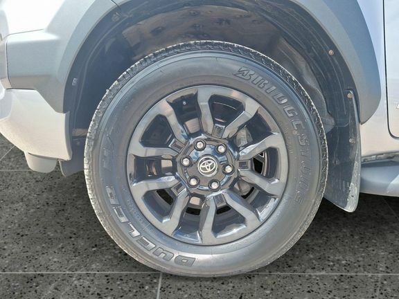 Toyota HILUX Invincible Black #14