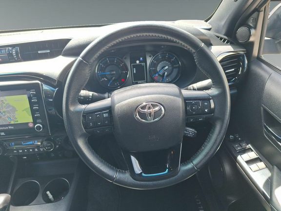 Toyota HILUX Invincible Black #12