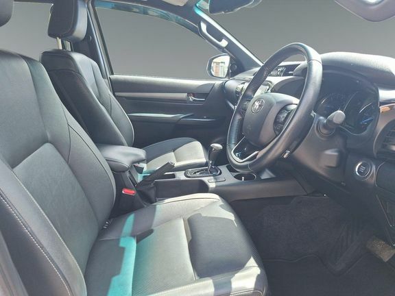Toyota HILUX Invincible Black #9