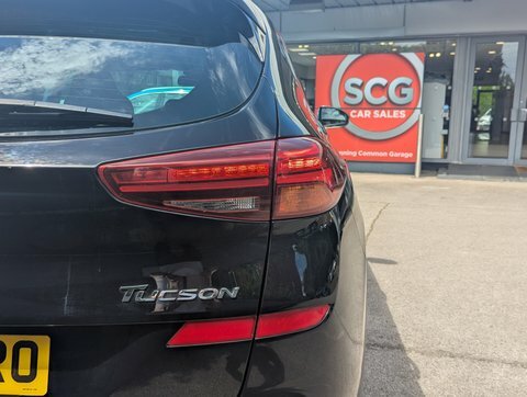 Hyundai Tucson Estate Red #12
